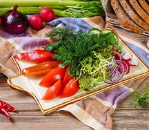 Ассорти из свежих овощей с томатами