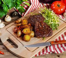 Медальоны из говяжьей вырезки с картофелем беби