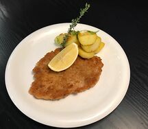 Шницель по-милански с картофелем