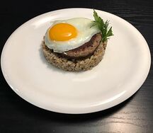 Бифштекс с яйцом и гречкой с грибами