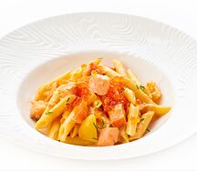 Паста с копченым лососем, перцем и икрой