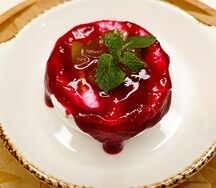 Запеченный камамбер с грушей конфи