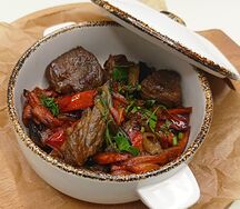 Телятина, томленая в печи с овощами