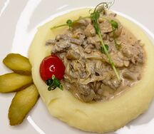 Бефстроганов с картофельным пюре