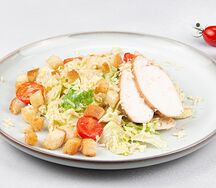 Салат Цезарь с запеченной индейкой