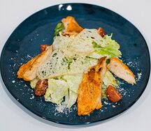 Салат Цезарь с курицей