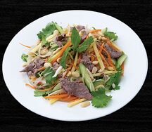 Салат Манго с говядиной