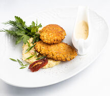 Пожарские котлеты с толченым картофелем и соусом