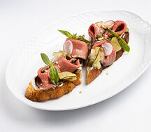 Брускетта с ростбифом