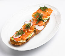 Брускетта с лососем