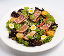 Салат Нисуаз с обжаренным тунцом