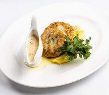 Куриные котлеты с пюре и соусом из сморчков