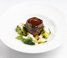 Медальоны из говяжьей вырезки с мятным песто и спаржей