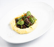 Говяжьи щечки с картофельным пюре и трюфельным маслом