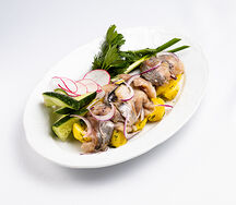 Сельдь с отварным картофелем и красным луком