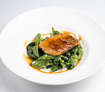 Судак со шпинатом и имбирным соусом