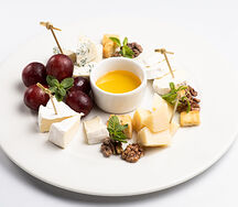 Ассорти из сыров с мёдом