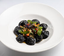 Чёрные пельмени с треской и креветками