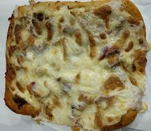 Пицца с колбасой