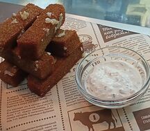 Гренки чесночные с соусом