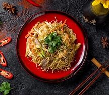 Лапша яичная, жаренная с креветками и курицей