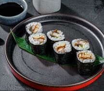 Ролл с копченым угрем и огурцом