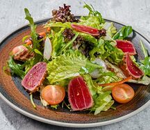 Салат с тунцом и устричным дрессингом