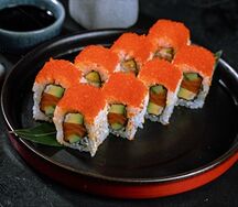 Ролл Калифорния с лососем