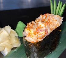 Острый гункан с камчатским крабом