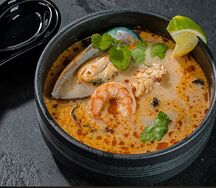 Том ям с кокосовым молоком и курицей