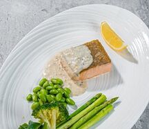 Стейк из лосося с припущенными овощами