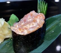 Острый гункан с лососем