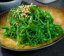 Салат чука с ореховым соусом