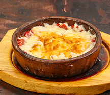 Сулугуни, жаренный с томатами на кеци