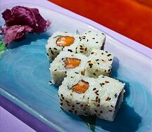 Маки роллы с лососем