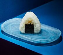 Онигири с лососем