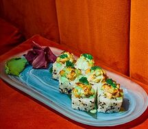 Запеченый ролл лосось креветка