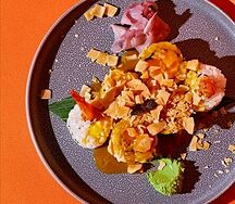 Ролл с темпурной креветкой и сливой