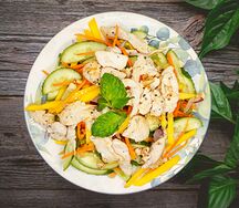Салат Манго с курицей