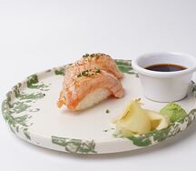 Нигири с опаленным лососем