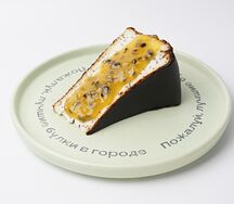 Баскский чизкейк с маком и курдом из маракуйи