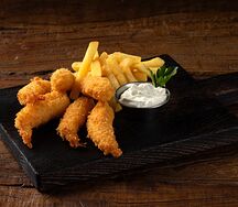 Тигровые креветки и картофель фри