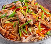 Wok Говядина с лапшой и кисло-сладким соусом Spicy