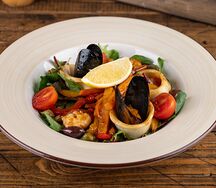 Теплый салат с морепродуктами