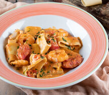 Паккери с креветками и кальмарами в сливочно-томатном соусе