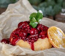 Запеченный камамбер с винно-ягодным конфитюром