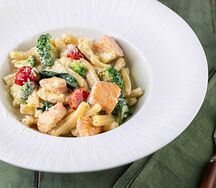 Казаречче с лососем, брокколи и шпинатом 