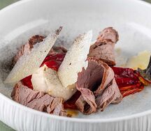 Ростбиф с печёным перцем и соусом Вителло