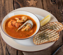 Морской суп с пряными гренками