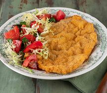 Котолетта с салатом из томатов